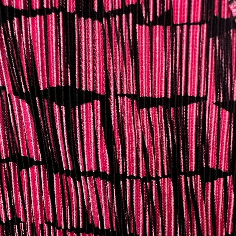 PLISSE BOLD PINK & BLACK PERMANENTLY PLEATED TEXTURE GEOMETRIC PATTERN.
SIZE XL - Picture 7 of 7